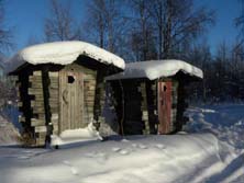 Karelien, Finnland, Finnisch-Karelien: Toilettenhäuschen im Schnee