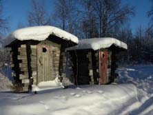 Karelien, Finnland, Finnisch-Karelien: Toilettenhuschen im Schnee